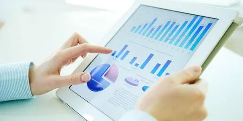 kvinna entreprenör som använder en surfplatta kvinna entreprenör som använder en surfplattakvinna entreprenör som använder en surfplatta