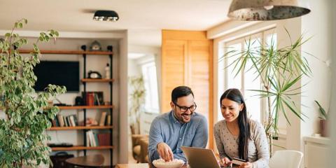 man en vrouw ondernemers kijken naar een laptop