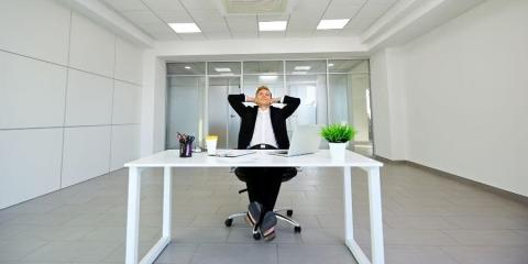 CapitalBox-entreprenor-sitter-vid-ett-skrivbord