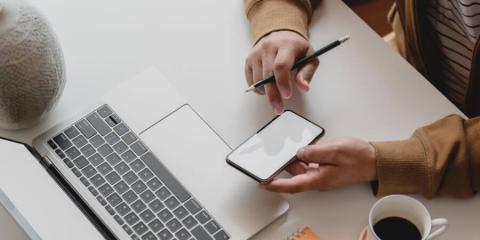 person_med_mobiltelefon